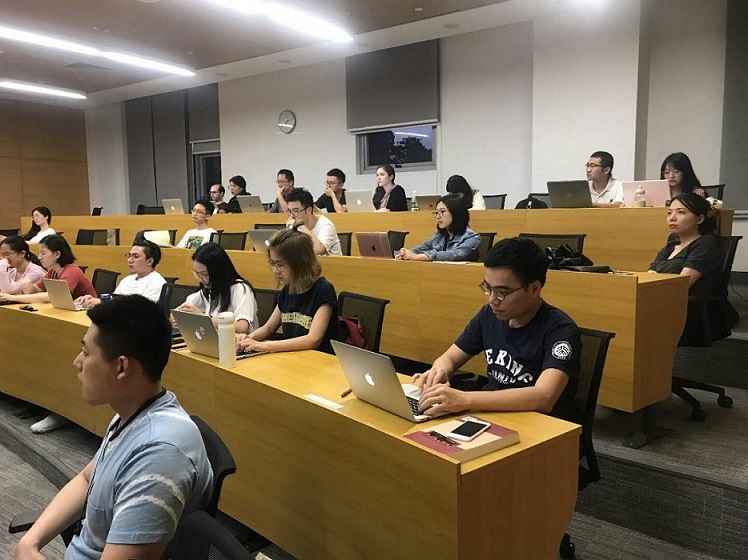 b佟长辉律师为北大国际法学院学生做职业规划讲座/b