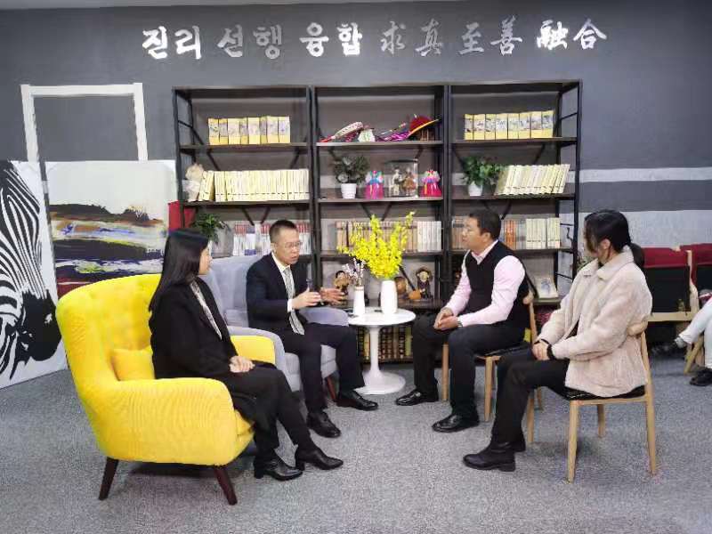 b佟长辉律师接受延边大学专访并参观校史馆/b