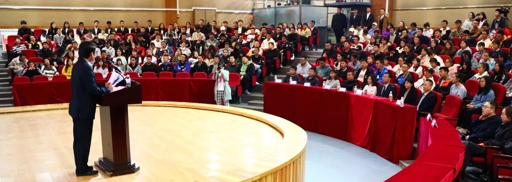 b佟长辉律师应邀为延边大学医学院2019年新生做职业规划讲座/b