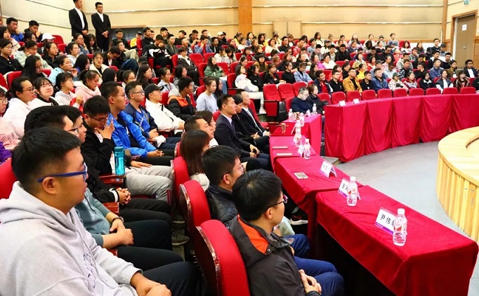 b佟长辉律师应邀为延边大学医学院2019年新生做职业规划讲座/b